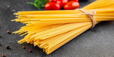 Spagetti makarnası çiğ buğday içeriği masaya taze yemek kırsal yemek üst görünüm uzay yiyecek arka plan fotokopisi