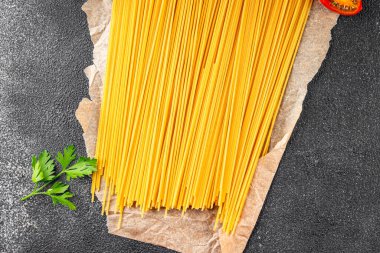 Spagetti makarnası çiğ buğday içeriği masaya taze yemek kırsal yemek üst görünüm uzay yiyecek arka plan fotokopisi