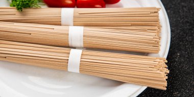 Karabuğday eriştesi çiğ soba taze yemek... Asya mutfağı masanın üstünde... kırsal yemekler... fotokopi alanı...