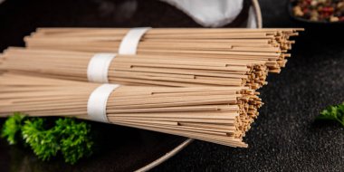 Karabuğday eriştesi çiğ soba taze yemek... Asya mutfağı masanın üstünde... kırsal yemekler... fotokopi alanı...