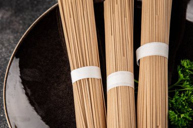 Karabuğday eriştesi çiğ soba taze yemek... Asya mutfağı masanın üstünde... kırsal yemekler... fotokopi alanı...