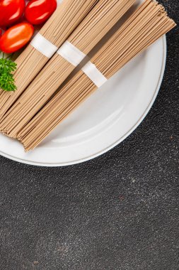 Karabuğday eriştesi çiğ soba taze yemek... Asya mutfağı masanın üstünde... kırsal yemekler... fotokopi alanı...