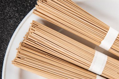 Karabuğday eriştesi çiğ soba taze yemek... Asya mutfağı masanın üstünde... kırsal yemekler... fotokopi alanı...