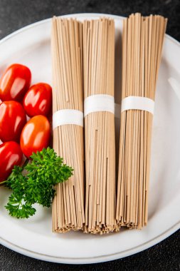 Karabuğday eriştesi çiğ soba taze yemek... Asya mutfağı masanın üstünde... kırsal yemekler... fotokopi alanı...