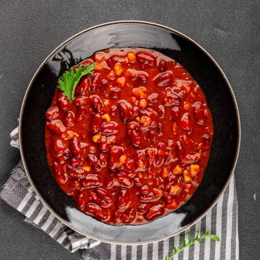 Şili usulü karne fasulyesi, fasulye, domates, mısır, et taze lezzetli gurme yemek arkaplanı masanın kırsal kesiminde fotokopi alanı.