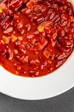 Şili usulü karne fasulyesi, fasulye, domates, mısır, et taze lezzetli gurme yemek arkaplanı masanın kırsal kesiminde fotokopi alanı.