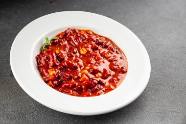 Şili usulü karne fasulyesi, fasulye, domates, mısır, et taze lezzetli gurme yemek arkaplanı masanın kırsal kesiminde fotokopi alanı.