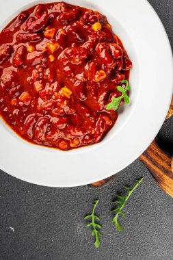 Şili usulü karne fasulyesi, fasulye, domates, mısır, et taze lezzetli gurme yemek arkaplanı masanın kırsal kesiminde fotokopi alanı.