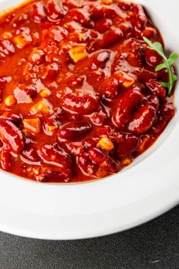 Şili usulü karne fasulyesi, fasulye, domates, mısır, et taze lezzetli gurme yemek arkaplanı masanın kırsal kesiminde fotokopi alanı.