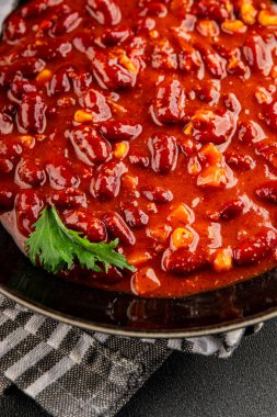 Şili usulü karne fasulyesi, fasulye, domates, mısır, et taze lezzetli gurme yemek arkaplanı masanın kırsal kesiminde fotokopi alanı.