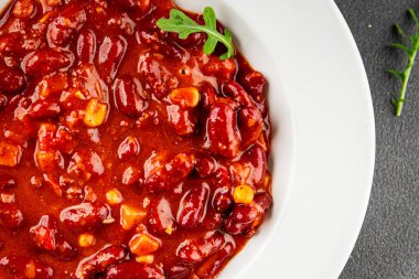 Şili usulü karne fasulyesi, fasulye, domates, mısır, et taze lezzetli gurme yemek arkaplanı masanın kırsal kesiminde fotokopi alanı.