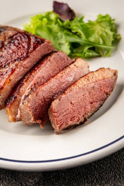 Ördek göğsü rosto et kümes hayvanları taze lezzetli gurme yemek arkaplan masa üzerinde rustik gıda üst görünüm fotokopi alanı