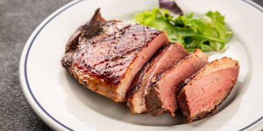 Ördek göğsü rosto et kümes hayvanları taze lezzetli gurme yemek arkaplan masa üzerinde rustik gıda üst görünüm fotokopi alanı