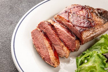 Ördek göğsü rosto et kümes hayvanları taze lezzetli gurme yemek arkaplan masa üzerinde rustik gıda üst görünüm fotokopi alanı