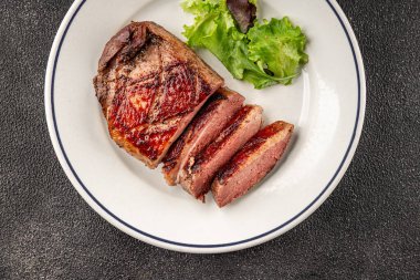 Ördek göğsü rosto et kümes hayvanları taze lezzetli gurme yemek arkaplan masa üzerinde rustik gıda üst görünüm fotokopi alanı