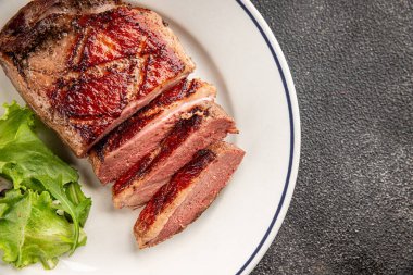 Ördek göğsü rosto et kümes hayvanları taze lezzetli gurme yemek arkaplan masa üzerinde rustik gıda üst görünüm fotokopi alanı