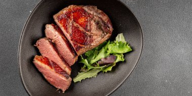 Ördek göğsü rosto et kümes hayvanları taze lezzetli gurme yemek arkaplan masa üzerinde rustik gıda üst görünüm fotokopi alanı