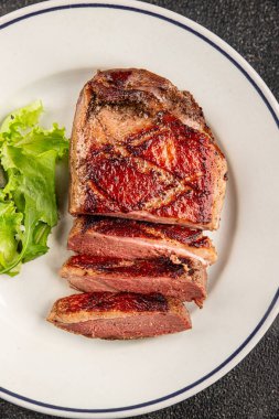 Ördek göğsü rosto et kümes hayvanları taze lezzetli gurme yemek arkaplan masa üzerinde rustik gıda üst görünüm fotokopi alanı