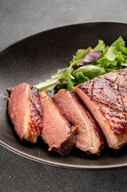 Ördek göğsü rosto et kümes hayvanları taze lezzetli gurme yemek arkaplan masa üzerinde rustik gıda üst görünüm fotokopi alanı