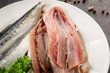 Sardalya çiğ balığı fileto deniz ürünleri ançüezli fileto taze leziz gurme yemek arkaplan masanın üzerinde rustik gıda üst görünümü fotokopi alanı pesseeter diyet