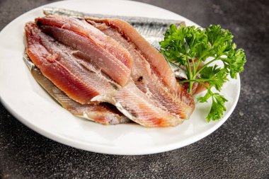 Sardalya çiğ balığı fileto deniz ürünleri ançüezli fileto taze leziz gurme yemek arkaplan masanın üzerinde rustik gıda üst görünümü fotokopi alanı pesseeter diyet