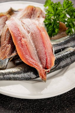 Sardalya çiğ balığı fileto deniz ürünleri ançüezli fileto taze leziz gurme yemek arkaplan masanın üzerinde rustik gıda üst görünümü fotokopi alanı pesseeter diyet