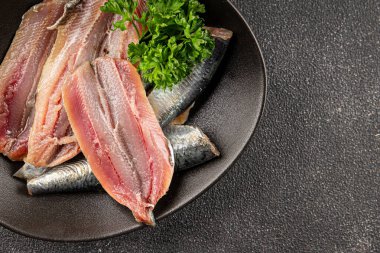 Sardalya çiğ balığı fileto deniz ürünleri ançüezli fileto taze leziz gurme yemek arkaplan masanın üzerinde rustik gıda üst görünümü fotokopi alanı pesseeter diyet