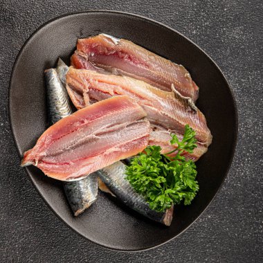 Sardalya çiğ balığı fileto deniz ürünleri ançüezli fileto taze leziz gurme yemek arkaplan masanın üzerinde rustik gıda üst görünümü fotokopi alanı pesseeter diyet