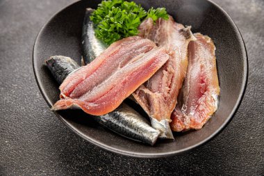 Sardalya çiğ balığı fileto deniz ürünleri ançüezli fileto taze leziz gurme yemek arkaplan masanın üzerinde rustik gıda üst görünümü fotokopi alanı pesseeter diyet