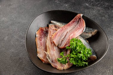 Sardalya çiğ balığı fileto deniz ürünleri ançüezli fileto taze leziz gurme yemek arkaplan masanın üzerinde rustik gıda üst görünümü fotokopi alanı pesseeter diyet