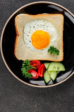 Kavrulmuş gazhane yumurtaları sepette lezzetli atıştırmalıklar bir kase lezzetli gurme yemek arka planında masa rustik gıda üst görünümde fotokopi alanı