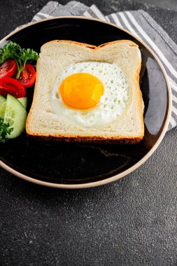Kavrulmuş gazhane yumurtaları sepette lezzetli atıştırmalıklar bir kase lezzetli gurme yemek arka planında masa rustik gıda üst görünümde fotokopi alanı