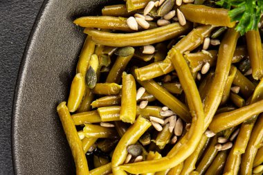 Yeşil fasulye konservesi yeşil çalı fasulyesi taze lezzetli gurme yemek arka planı masaya rustik gıda fotokopi alanı keto ve paleo diyet vegan ve vejetaryen gıda