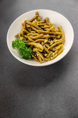 Yeşil fasulye konservesi yeşil çalı fasulyesi taze lezzetli gurme yemek arka planı masaya rustik gıda fotokopi alanı keto ve paleo diyet vegan ve vejetaryen gıda