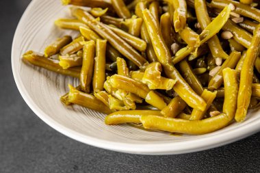 Yeşil fasulye konservesi yeşil çalı fasulyesi taze lezzetli gurme yemek arka planı masaya rustik gıda fotokopi alanı keto ve paleo diyet vegan ve vejetaryen gıda