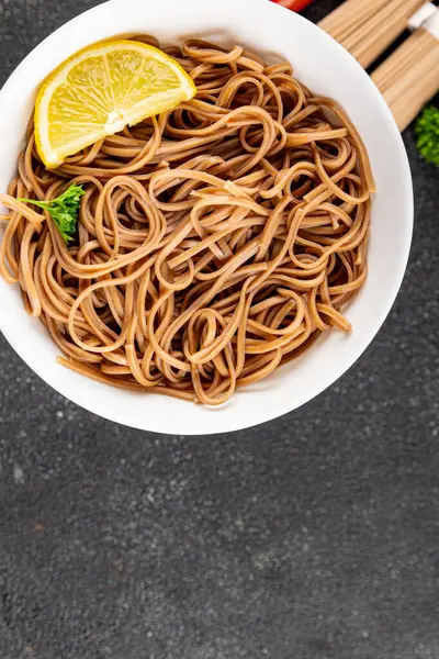 Karabuğday erişteli soba bir kâse taze Asya mutfağı masada rustik yiyecekler üst görünümde fotokopi alanı