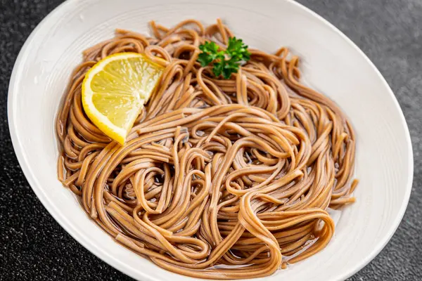 Karabuğday erişteli soba bir kâse taze Asya mutfağı masada rustik yiyecekler üst görünümde fotokopi alanı