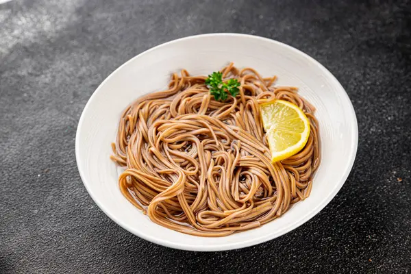 Karabuğday erişteli soba bir kâse taze Asya mutfağı masada rustik yiyecekler üst görünümde fotokopi alanı