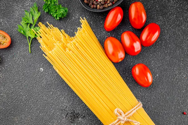 Spagetti makarnası çiğ buğday içeriği masaya taze yemek kırsal yemek üst görünüm uzay yiyecek arka plan fotokopisi