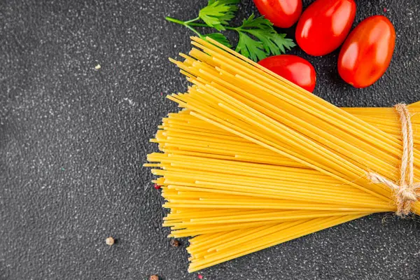 Spagetti makarnası çiğ buğday içeriği masaya taze yemek kırsal yemek üst görünüm uzay yiyecek arka plan fotokopisi