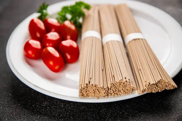 Karabuğday eriştesi çiğ soba taze yemek... Asya mutfağı masanın üstünde... kırsal yemekler... fotokopi alanı...