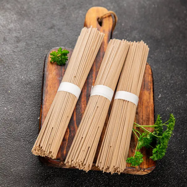 Karabuğday eriştesi çiğ soba taze yemek... Asya mutfağı masanın üstünde... kırsal yemekler... fotokopi alanı...