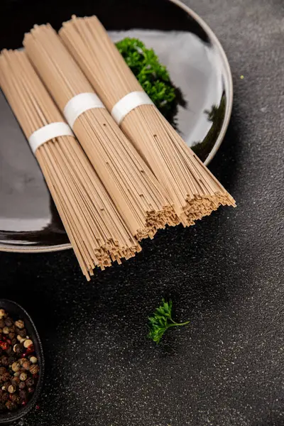 Karabuğday eriştesi çiğ soba taze yemek... Asya mutfağı masanın üstünde... kırsal yemekler... fotokopi alanı...