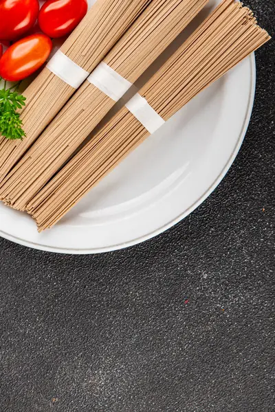 Karabuğday eriştesi çiğ soba taze yemek... Asya mutfağı masanın üstünde... kırsal yemekler... fotokopi alanı...