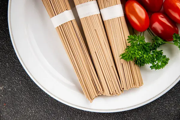 Karabuğday eriştesi çiğ soba taze yemek... Asya mutfağı masanın üstünde... kırsal yemekler... fotokopi alanı...