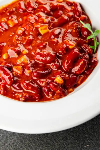 Şili usulü karne fasulyesi, fasulye, domates, mısır, et taze lezzetli gurme yemek arkaplanı masanın kırsal kesiminde fotokopi alanı.