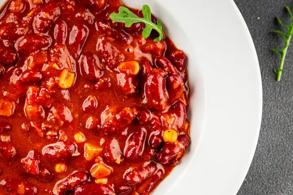 Şili usulü karne fasulyesi, fasulye, domates, mısır, et taze lezzetli gurme yemek arkaplanı masanın kırsal kesiminde fotokopi alanı.