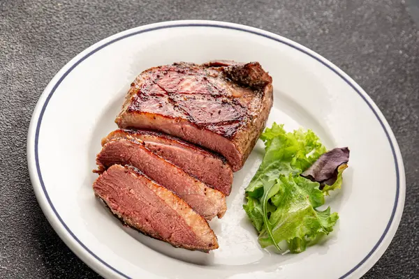 Ördek göğsü rosto et kümes hayvanları taze lezzetli gurme yemek arkaplan masa üzerinde rustik gıda üst görünüm fotokopi alanı