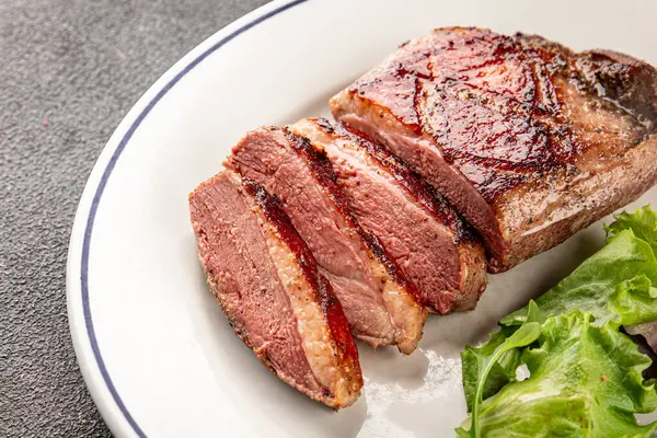 Ördek göğsü rosto et kümes hayvanları taze lezzetli gurme yemek arkaplan masa üzerinde rustik gıda üst görünüm fotokopi alanı