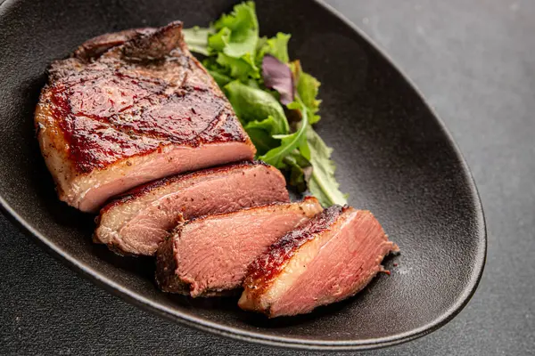 Ördek göğsü rosto et kümes hayvanları taze lezzetli gurme yemek arkaplan masa üzerinde rustik gıda üst görünüm fotokopi alanı